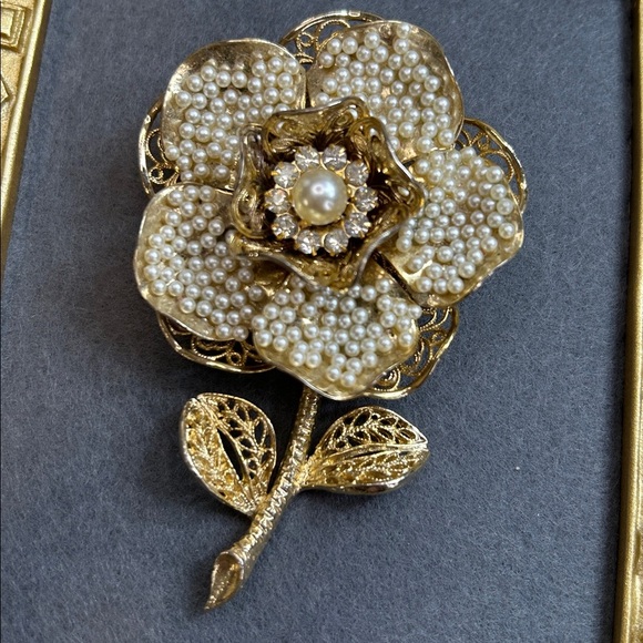 1950s vintage Oversized Coro flower brooch gold filigree petals with faux pearls - Picture 4 of 8